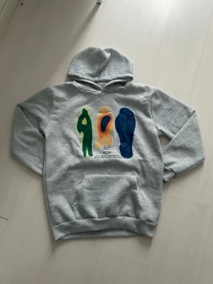 unik hoodie  - Detta är en hoodie jag fick i julklapp som då va lite för liten för mig. Den är skön och cool. 