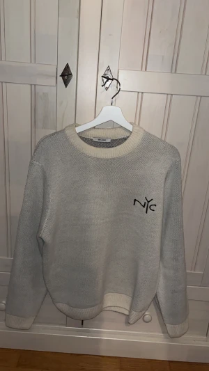 Only & Sons NYC vit/beige/grå stickad långärmad - Köpte den från zalando i januari 2025 och har bara använt den en gång i skolan för den var lite för liten för mkg för jag bär L så om ni bär S och gillar en mer loose fit så skulle jag säga att denna är perfekt för dig annars kommer den sitta lite tajtare👍 bra skick som fan pågrund av att jag använt den en gång☺️