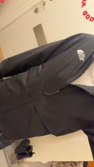 Northface vindjacka  - Skön northface windbreaker som har lite färgstänk på sig men det är inte riktigt något man ser eller tänker på går nog bort med lite sprit om man gnuggar men annars riktigt snygg. Står att det är S men jag som bär M i jackor så passar den mig så skulle säga att den är mellan S/M