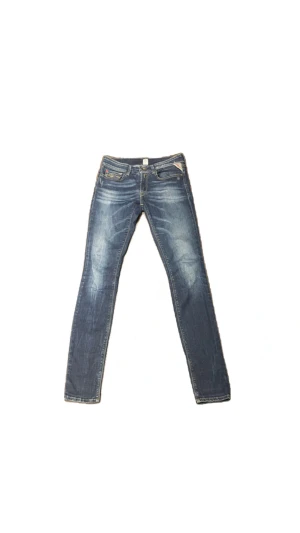 Blåa Replay jeans  - Säljer ett par feta Replay jeans med schyssta slitningar i storlek 27/32. Lägg prisförslag och ställ frågor!
