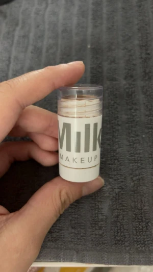 Milk Makeup bronzer stick - Bronzer stick från Milk Makeup i en smidig vit plastförpackning med grå text. Färgen är en varm brun ton som passar perfekt för att skapa naturlig contour eller solkysst look. Enkel att applicera direkt på huden tack vare den krämiga formulan. Obs den är använd men mycke kvar i 