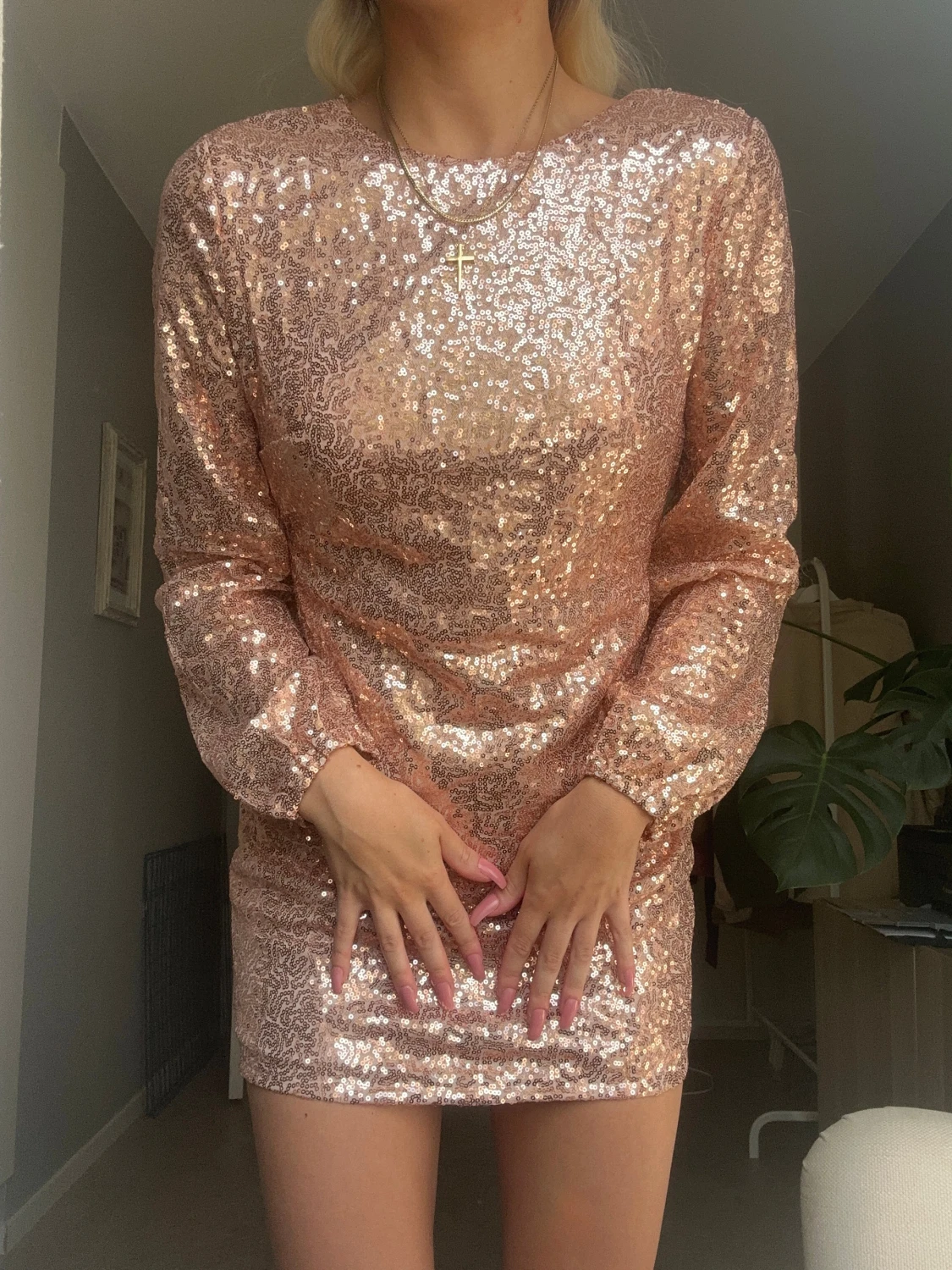 Glittrig rosa paljettklänning