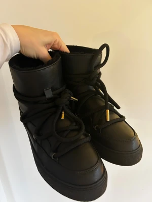 Inuikii Full Leather - Svart med guldiga detaljer samt synlig text bak. Inte ens en månad gamla, nytt skick. 