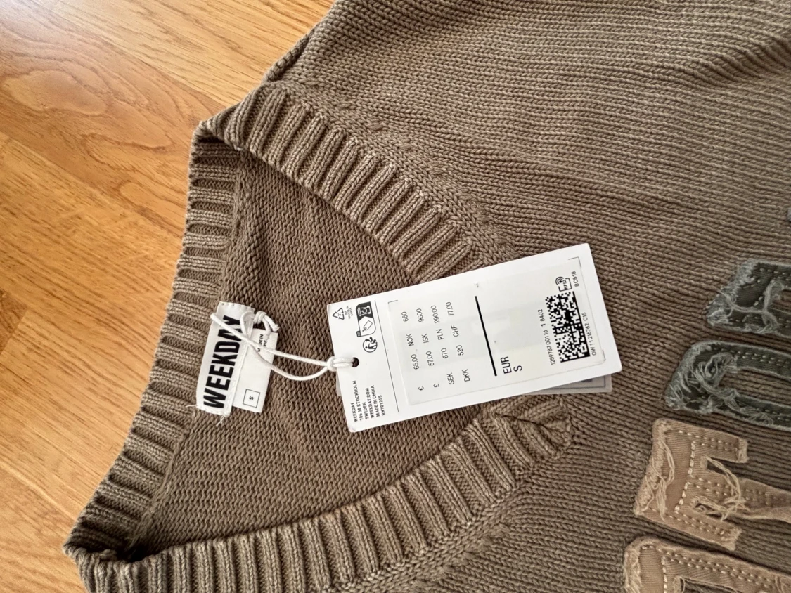 Oanvänd khakigrön tröja från Weekday