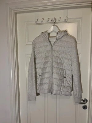 Ljusgrå cardigan. - Snygg ljusgrå HM cardigan med quiltad framsida och praktisk huva. Perfekt för kyliga dagar och har en clean, modern look som funkar till många stilar. OBS storlek S men passar M med. Nypris 800kr mitt pris 500kr! Vid fler frågor hör av er// Almen
