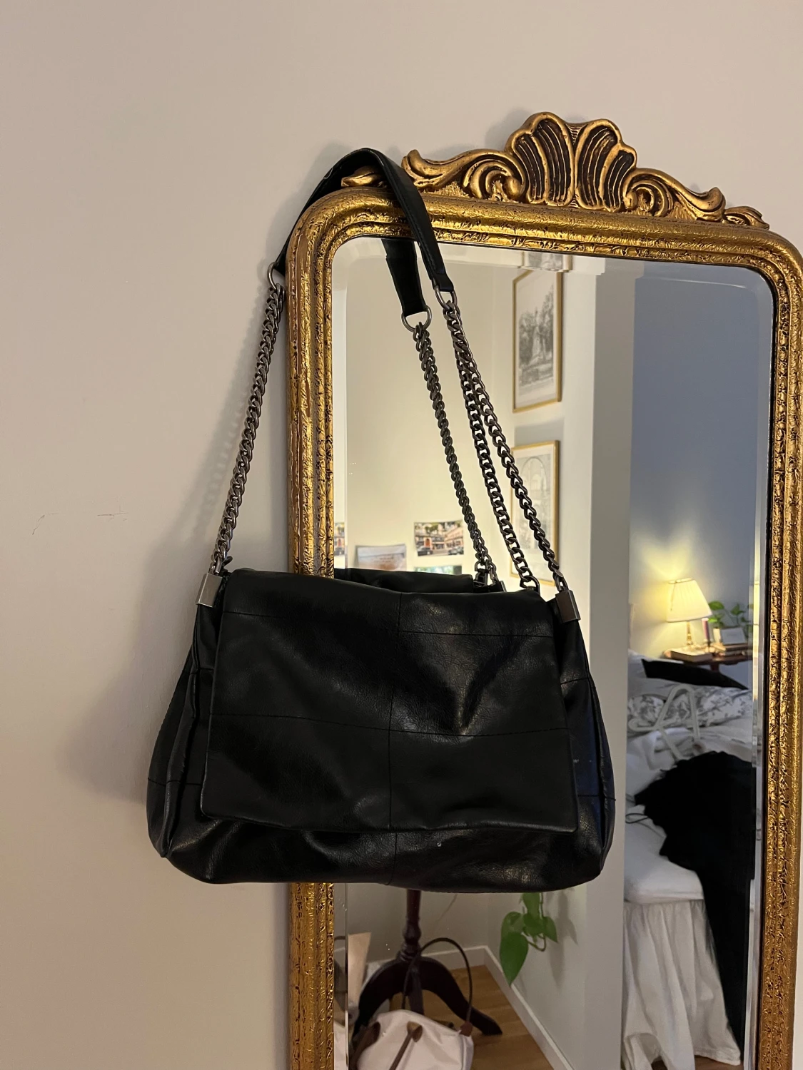 Svart axelväska i skinn med kedjerem