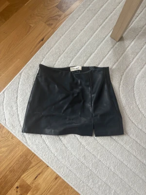 Minikjol från Pull & Bear - Kjolen är i mycket bra skick och har använts två gånger. 