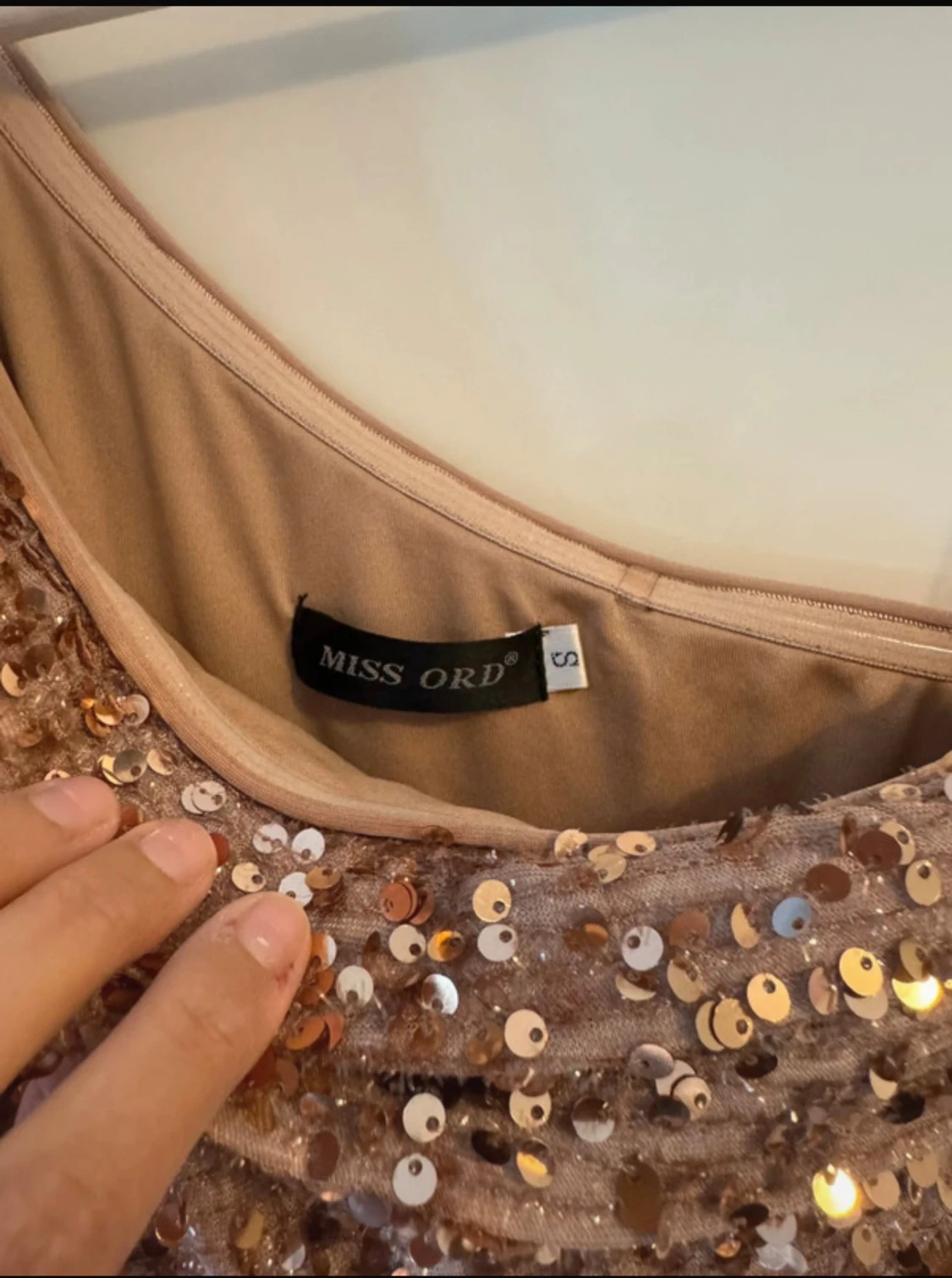 Champagnefärgad paljettklänning Miss Ord - 2