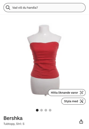 Röd tubtopp från Bershka - Snygg röd tubtopp från Bershka i storlek S. Toppen har en bandeauform och är axelbandslös med en tight passform. Baksidan har en dragkedja. 