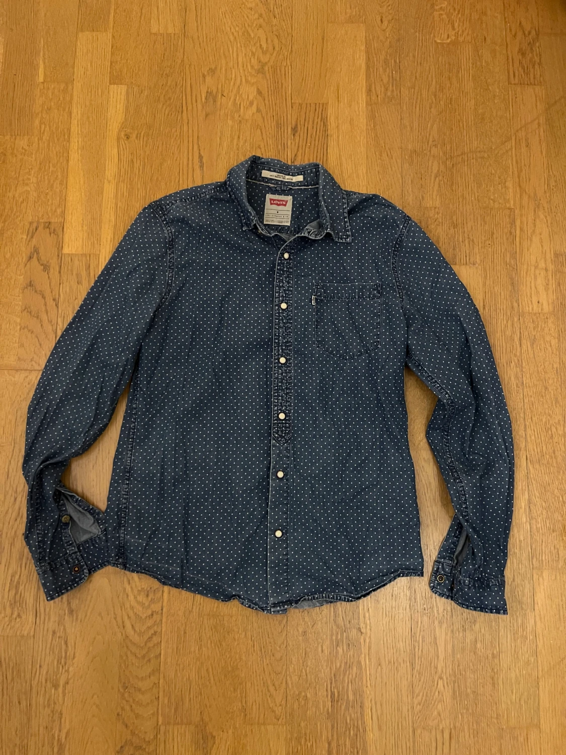Blå prickig skjorta från Levi's