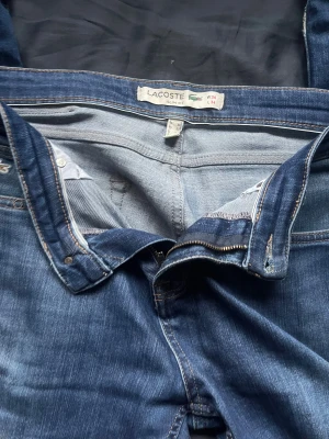 Lacoste Jeans Slim Fit blå  - Jätte bra passform, perfekt längd, passar alla sorters outfits 