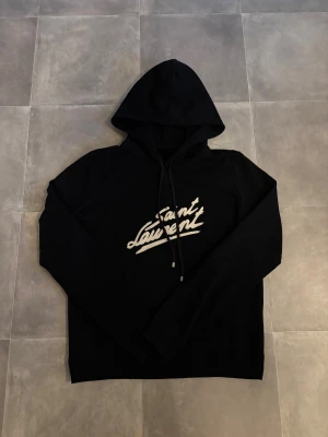 Saint Laurent hoodie ( Ge prisförslag ) - Tja, säljer denna Saint Laurent hoodie i mycket bra skick, skick = 9/10, storlek = S, mitt pris = Ge prisförslag, passar perfekt för dig som är 175, hör av er vid frågor eller funderingar 🤩🙌