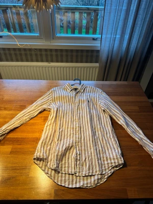 Ralph Lauren Skjorta Herr - Säljer nu denna stilrena och unika skjortan till ett absurt pris. Använd fåtal gånger och ligger på 2499kr i nypris. Med denna chans har du möjlighet att få den för endast 699kr!