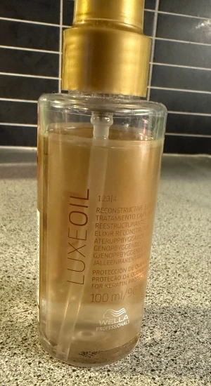 Wella Luxe Oil Face Mist 100 ml (90%kvar) - Wella Luxe Oil Face Mist i en genomskinlig glasflaska med guldigt pumpmunstycke. Innehåller 100 ml elixir som ger återfuktning och skydd för håret utan att det blir fettigt. OBS! Ca 90% kvar!! Ärliga och snabba affärer uppskattas:)