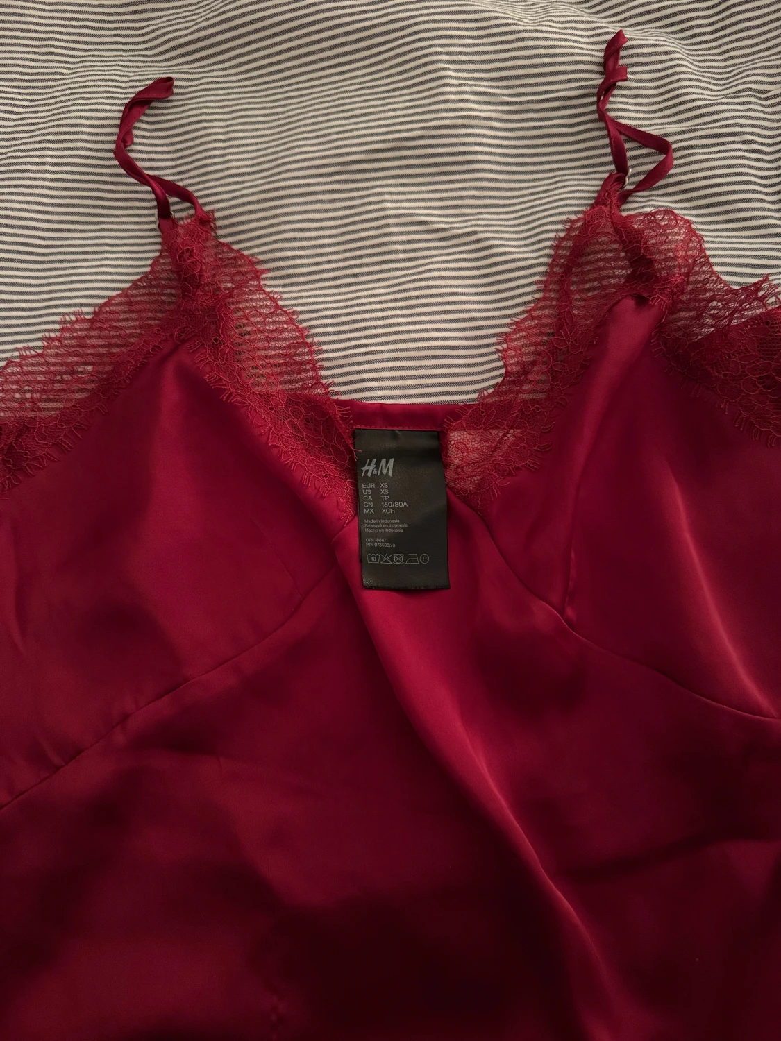  Rött nattlinne med spetsdetaljer - 1