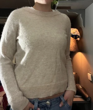 Beige stickad tröja  - Säljer denna super fina beiga stickade tröjan från selected femme. Tröjan har ett fint material, men tyvärr har den inte användts på ett tag så därför säljer jag den. 🤗❣️