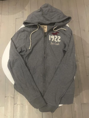 Hollister California zip hoodie  - Hollister California zip hoodie i grå färg. Väldigt bra skick inga fel. Storlek L väldigt ovanlig och säljs inte längre. Pris 398 kr kolla gärna in mina andra annonser för mer feta kläder och rabatt 😃