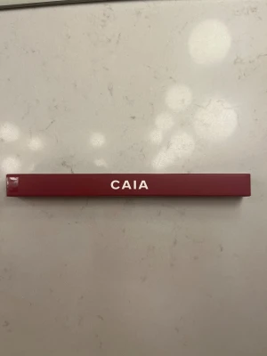 Caia läppenna  - Oöppnad limited edition läppenna från Caias julkalender i färgen ”Ruby plum”.