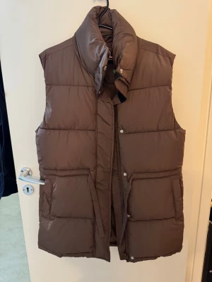 Brun väst  - En brun väst från Bik Bok i stl S som aldrig är använd, prislapp finns, säljs för 300 kr.