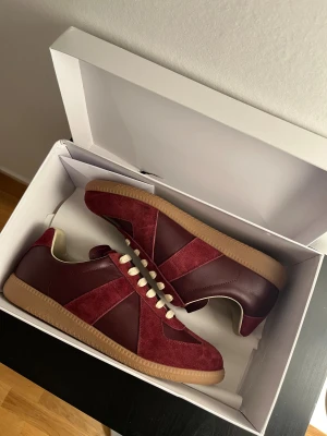 Röda Maison Margiela GATS - Säljer dessa feta GATS storlek 44. Skicket är 9/10. Priset kan diskuteras vid snabb affär. Skriv vid frågor.