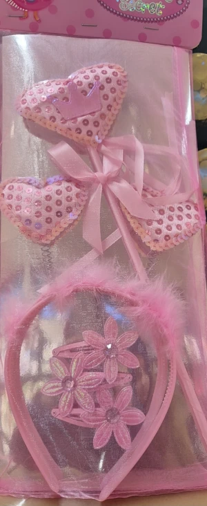 Princess Secret rosa accessoarset - Sweet accessory set with diadem, magic wand and hair clips in pink. The diadem has fluffy feathers and flowers with glitter, the magic wand has hearts with sequins and bow, and the hair clips are decorated with glittery flowers. Perfect for princess games! shipping very fast-same day 