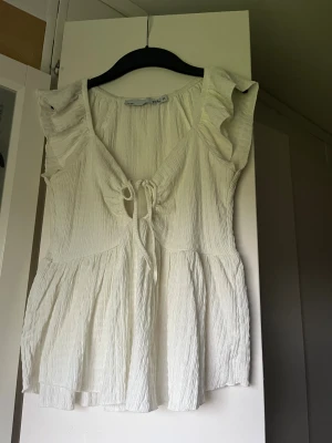 Vit sommar topp  - Säljer denna vita sommar toppen ifrån lager 157. Super söt och passar till allt.❤️