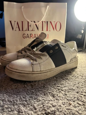 Valentino skor navy  - Ett par valentino skor i färgen navy och utan box 
