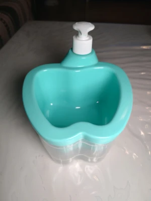 Diskmedel pump och svamp hållare  - Var tänkt att använda till diskmedel och disksvampen men den kom aldrig till någon användning.                              Mått: 16 cm x 14 cm                                                              Material: Plast 