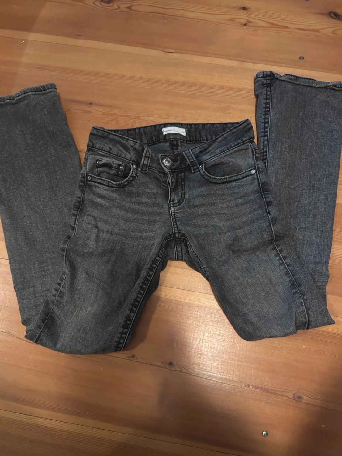 Bootcut lowwaist jeans mörkgrå