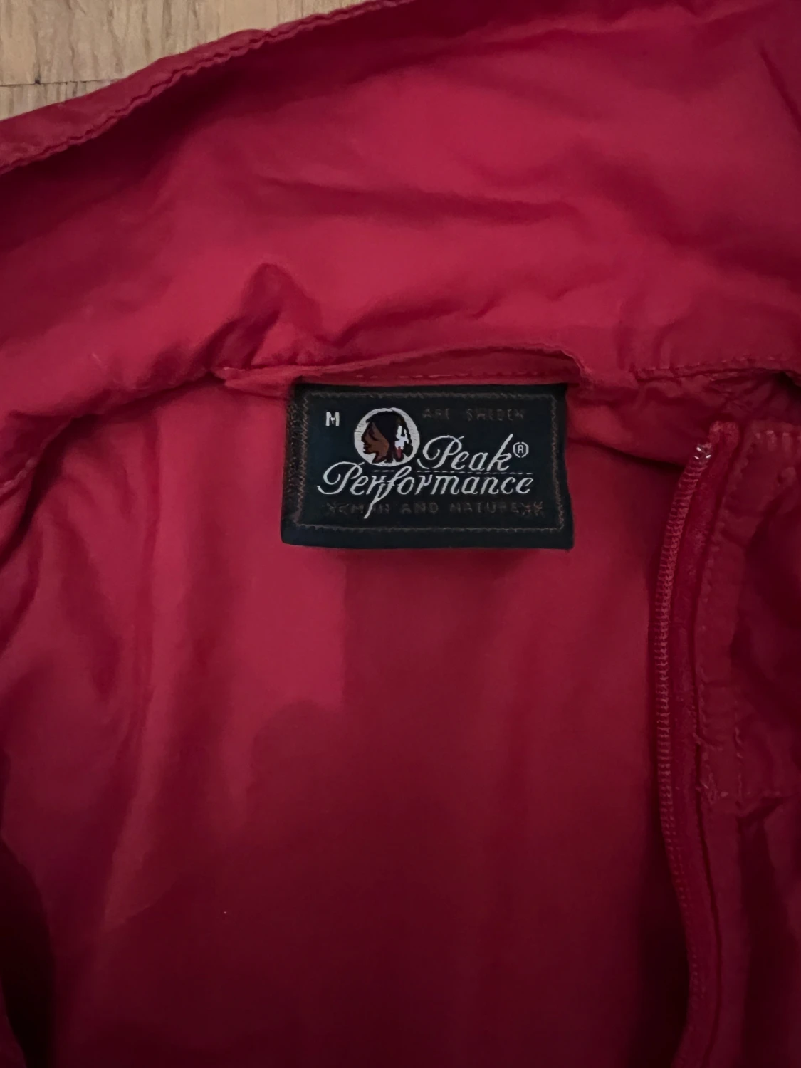 Röd löparjacka från Peak Performance - 2