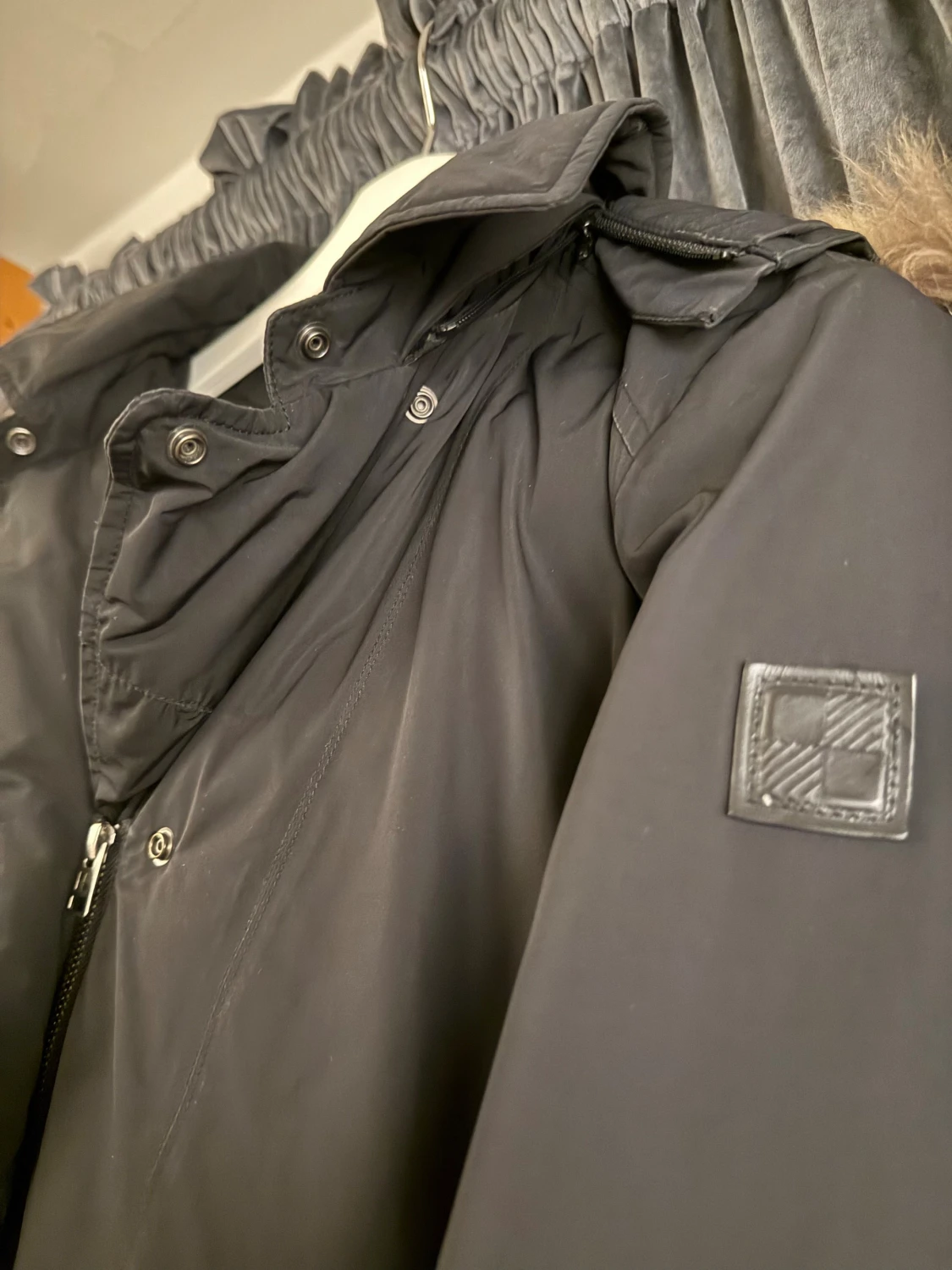 Svart parkas från Woolrich med pälskrage - 1