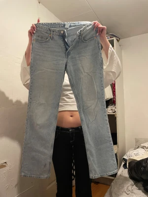 Ljusblå straight jeans från &Denim - Säljer ett par ljusblå jeans från &Denim i rak modell med regular fit och midwaist. Klassisk femficksdesign och snygg tvättad denim. Perfekta för dig som gillar en enkel och clean look. Storlek EUR 40.