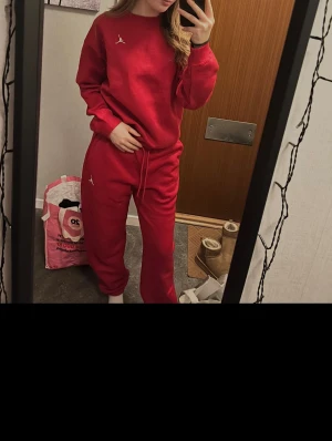 Jordan set  - Rött Jordan set sparsamt använd i storlek S både byxor och tröja. 600kr för hela setet.