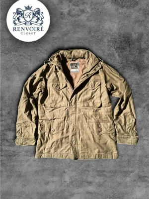 Grön fieldjacket från Superdry - Riktigt snygg Fieldjacket från Superdry i grön färg med fyra stora fickor framtill, knappdetaljer och huva. Jackan har lång ärm och klassisk militärinspirerad look, perfekt för dig som gillar streetwear och utility-vibe.