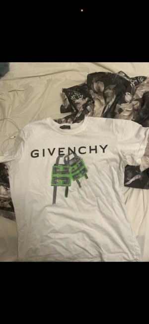 Vit Givenchy t-shirt med tryck - Snygg vit t-shirt från Givenchy.