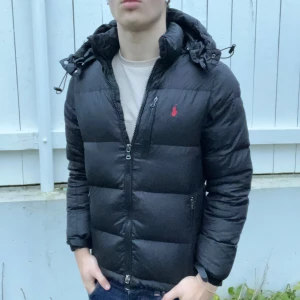 Ralph Lauren dun jacka  - Ralph Lauren dun jacka, storlek S. Inga defekter! Sjukt trevlig jacka 🧥 som sitter hur najs som helst. Äkta såklart, modelllen är 180 cm 75 kg. Kom med frågor 🙌