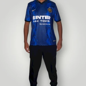 Inter Milan tröja strl S - Helt ny. Fin replika med hög kvalitet. Modellen är 175cm lång. Normal i passform. Pris: 349kr. Först till kvarn som gäller. Skickas direkt inom 24h