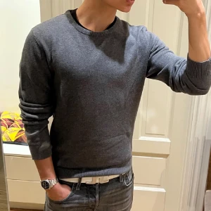 Mörk grå stickad tröja - Säljer en tvär fet mörk grå Pier one tröja. Tröjan har storleken S. Bra skick och inga defekter. Vid fler frågor och funderingar är det bara att höra av sig. Priset är inte hugget i sten!!