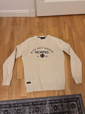 Morris - Tja, säljer nu en Morris tröja då den är för liten för mig. Stilren och snygg. Storlek S 