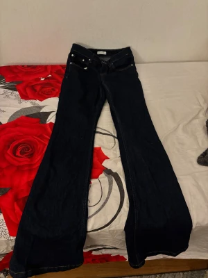 Jeans  - Mörk blåa jeans från Gina 