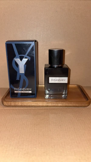 60ml YSL Y EdP  - Tjena Säljer en Refillable YSL Y EdP för ett schysst pris, Nypris: 749kr mitt pris: 679kr, 10% rabatt på bundles KVITTO FINNS!! Har fyllt på denna flaskan från en 200ml så det är det kvittot jag visar 