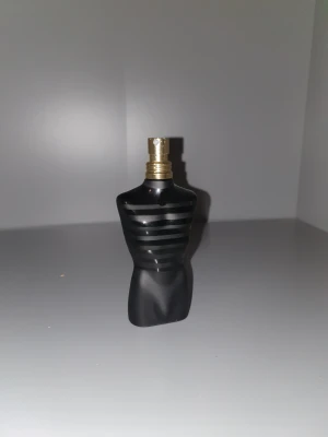 jean paul gaultier le male le parfum - Säljer en jpg le male. Cirka 10-15 ml kvar så ungefär 300-400 sprej kvar. En riktig komplimang bomb. perfekt nu till vintern. nypris cirka 800-1000