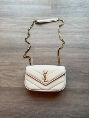Handväska YSL - Superfin väska i ett lyxigt material. Väskan är helt ny. OBS inspirerad! Det följer med en liten korthållare. Skriv för frågor!🥰