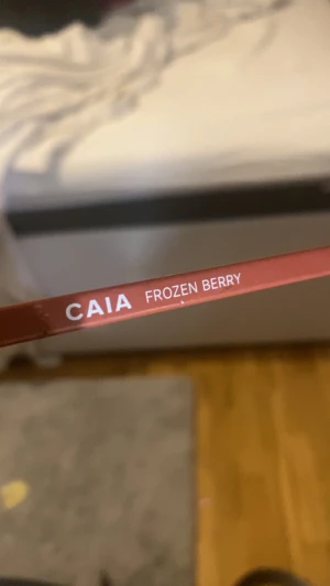 Caia läpp penna frozen berry - Caia läpp penna, färgen är frozen berry och är en fin nude färg❤️Har ej använt läpp pennan så mycket, det syns lite defekter på den då jag har haft den mycket i min väska men aldrig använt. 