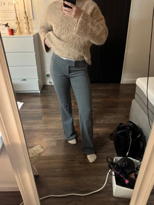 Kostymbyxor  - Gråa kostymbyxor från Nelly i storlek 34. Byxorna har använts men är i gott skick!