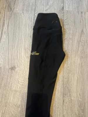 ZacZess ridleggings - Svarta ridleggings från ZacZess, med guldig logga. Ohio Black Gold Ultra light. Ingen skoning. Helt nya och aldrig använda, säljer då dom är för stora för mig. 