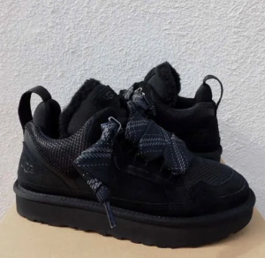 UGGs lowmel, storlek 37 - Hej säljer ett par uggs lowmel i storlek 37, oanvända enbart testade ett par gånger inomhus. Kvitto och allt finns. Box och papper följer alltid med. Dessa är perfekta för vintern