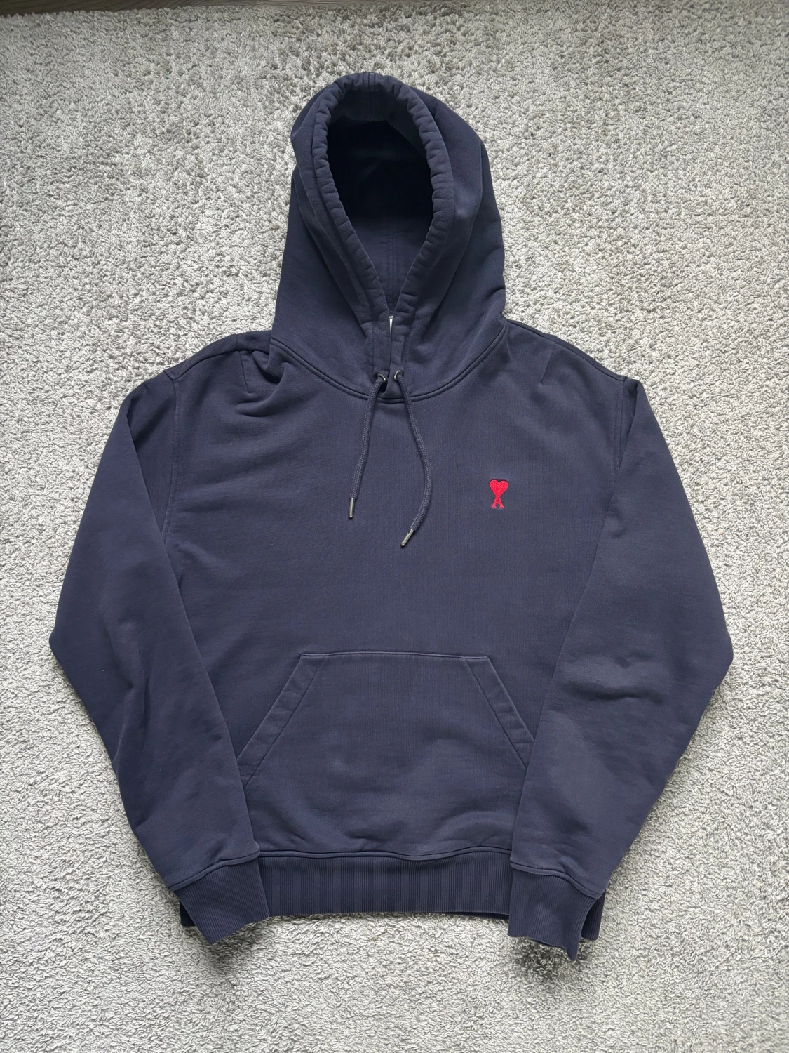 Mörkblå hoodie från Ami Paris