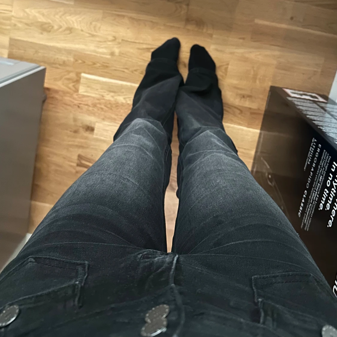 Svarta bootcut jeans med fickdetaljer - 3