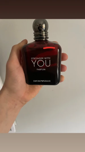 Armani swy le parfum - Armani stronger with you - le parfum - hetaste realsen inför vinter höst och vår - vanilj, tobak läder och men samtidigt en fräschör. Mogen doft! Knappt använd eftersom jag köpte kilian angels share. Nypris 1100:-  95ml >